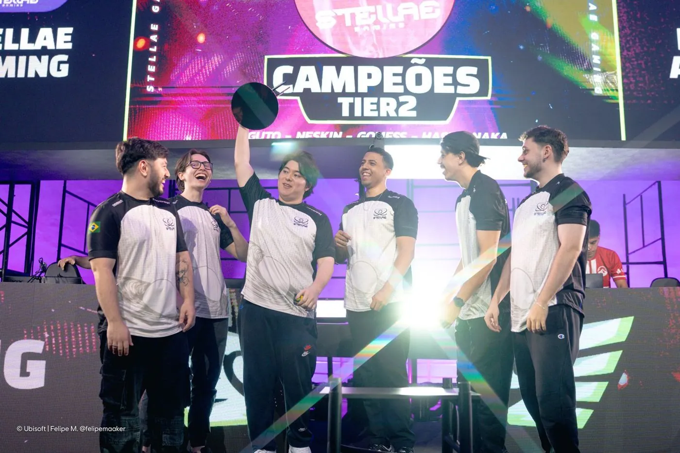 Elenco da INTZ campeão com o troféu