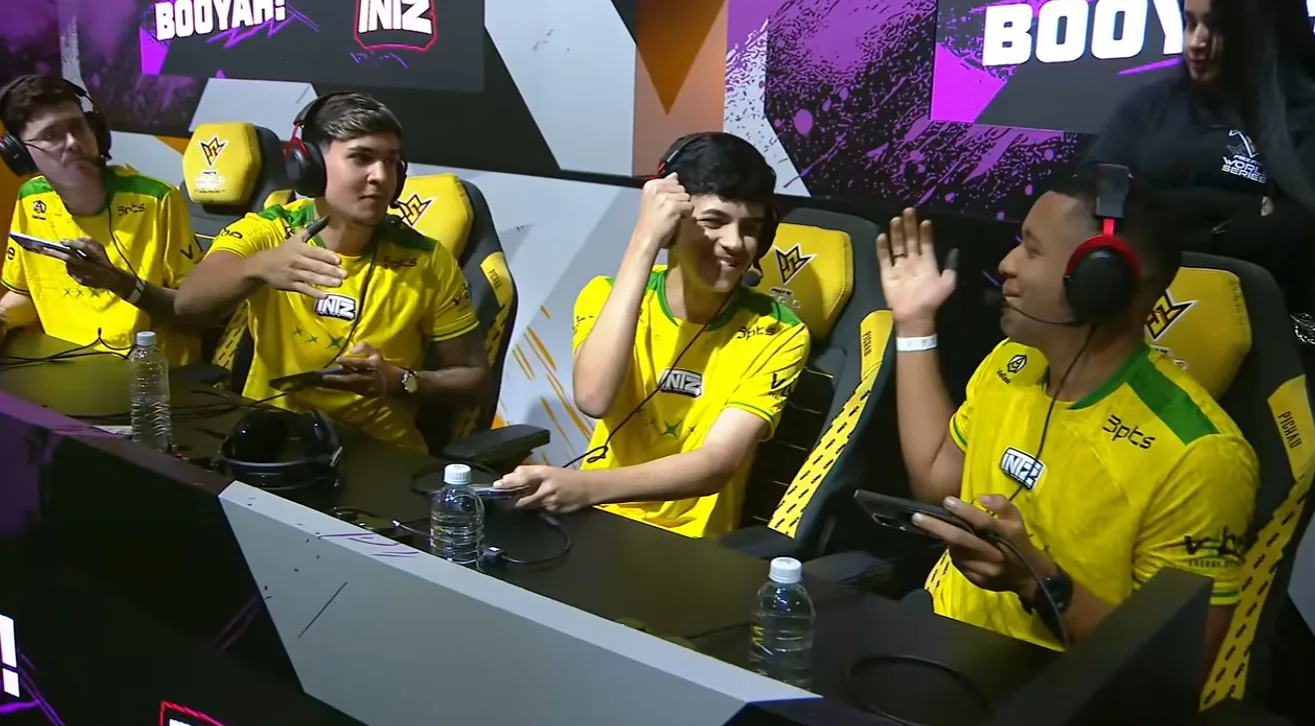 Atletas da INTZ na bancada de jogo