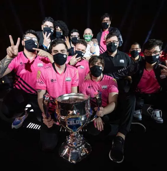 Elenco com a taça