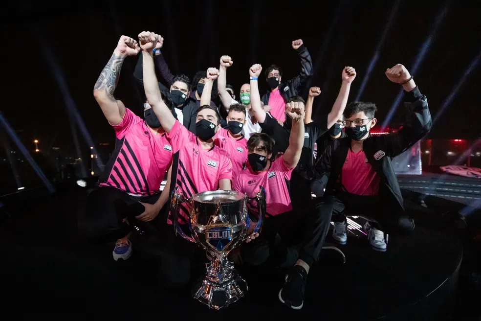 Elenco campeão com a taça