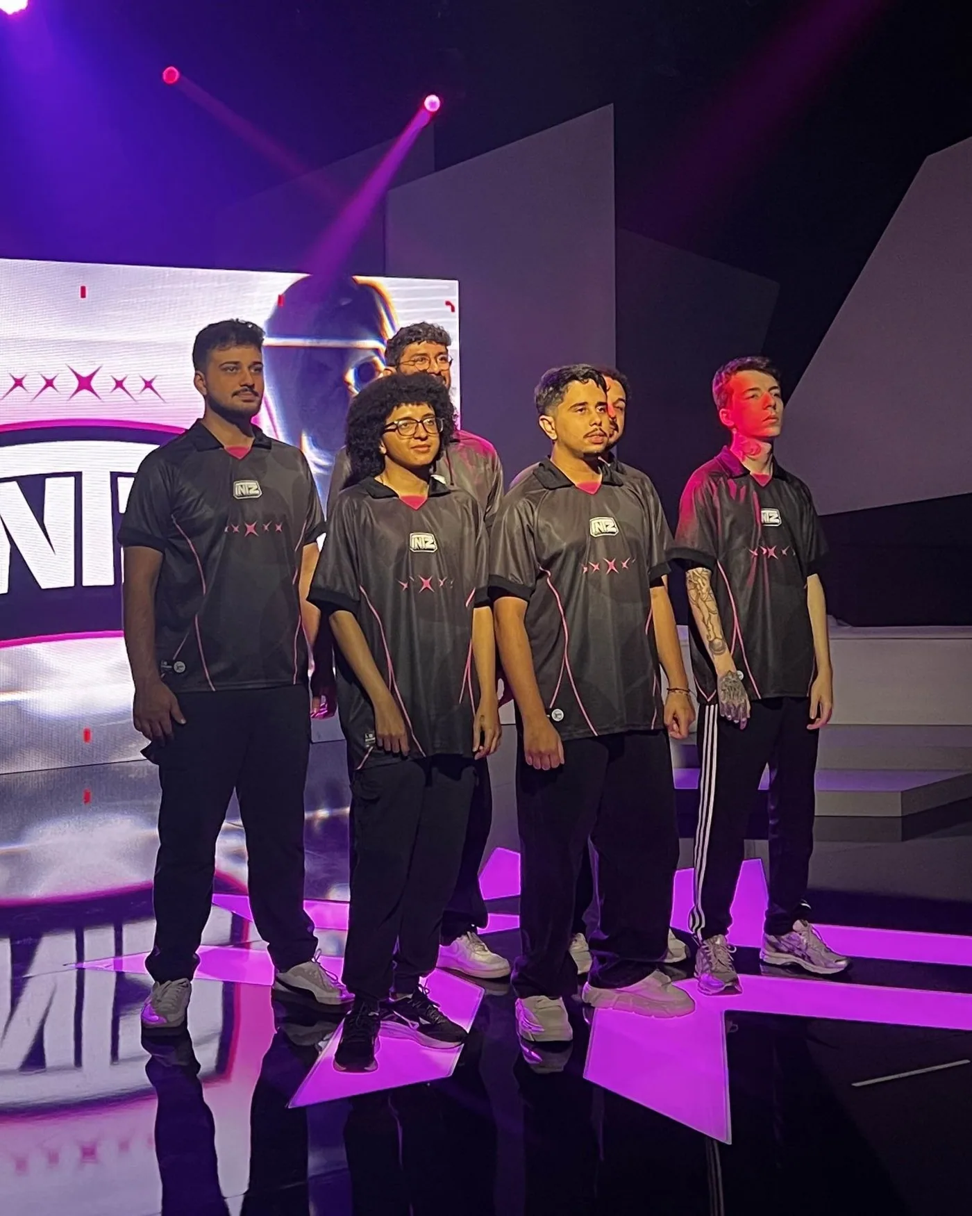 Elenco da INTZ no palco do campeonato